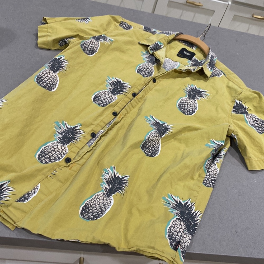 Men’s size large glowing pineapple short sleeve shirt